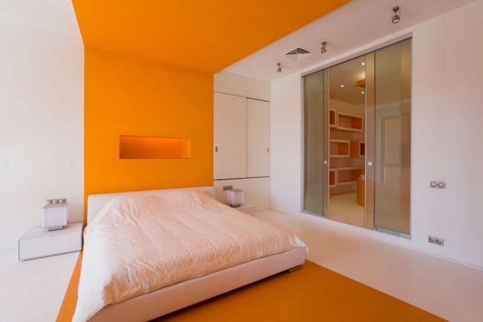 malování stěn v ložnici bílou a oranžovou barvou