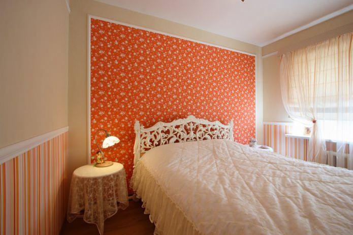 ściana pokryta jest pomarańczową tapetą