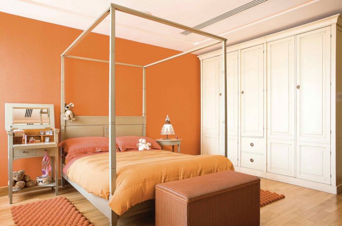 istaba oranžā krāsā
