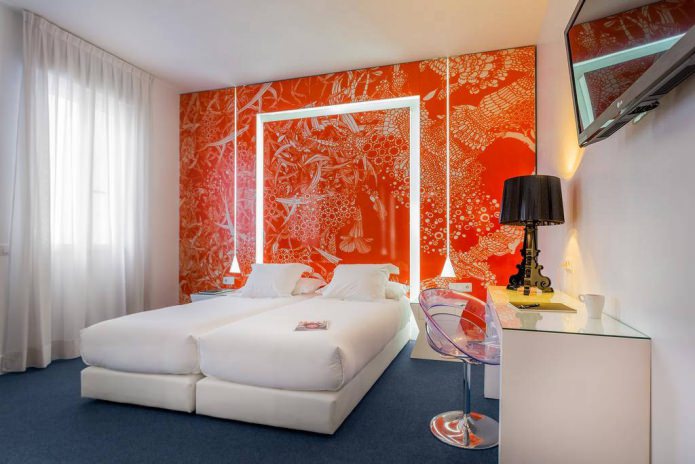 biało-pomarańczowa sypialnia