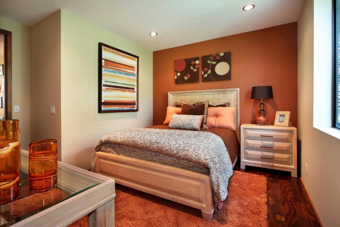 smėlio ir oranžinis kambarys