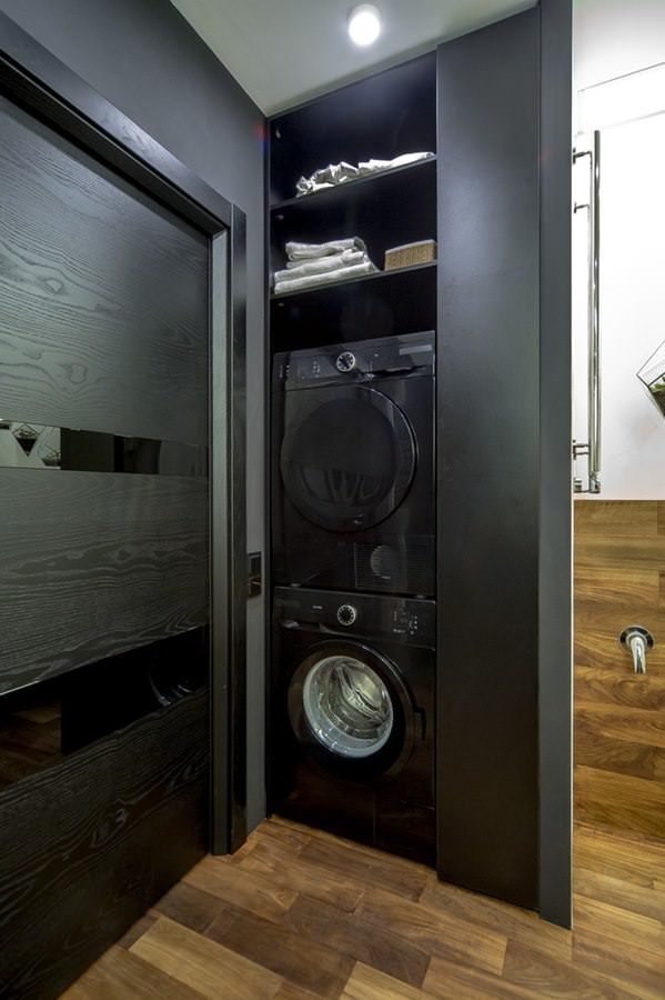 modernus vonios kambario interjeras su skalbimo mašina ir džiovykle