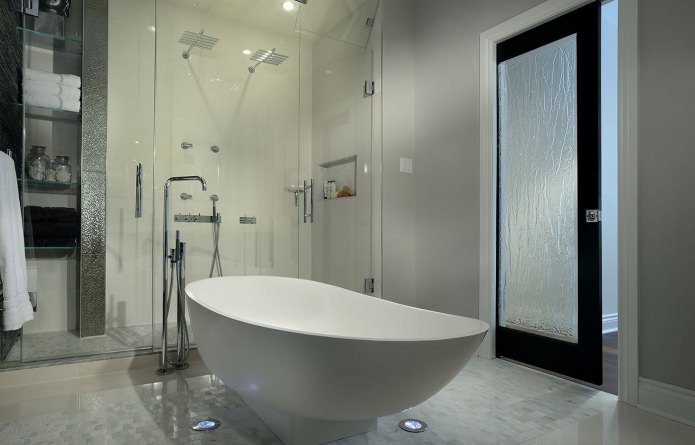 sklenené dvere v modernom dizajne kúpeľne