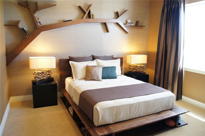 Makuuhuone puuseinällä ja alkuperäinen hylly puun muodossa
