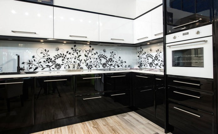 Czarno-białe wnętrze kuchni