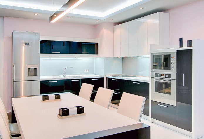 Interiorul bucătăriei în alb și negru