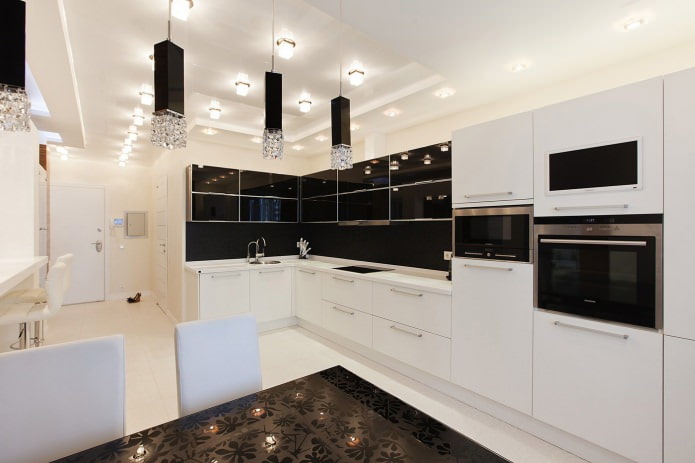 interiér kuchyne v čiernej a bielej farbe