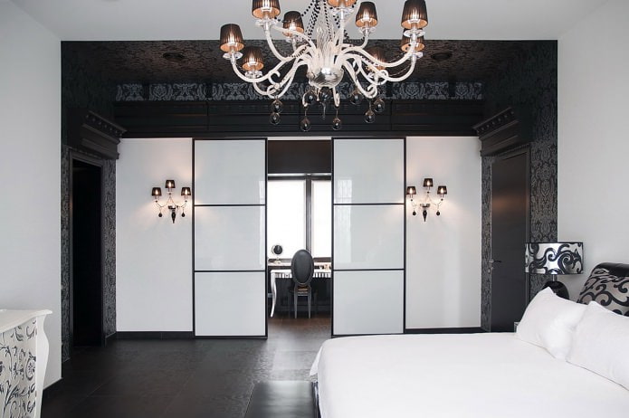 interiér spálne v čiernej a bielej farbe