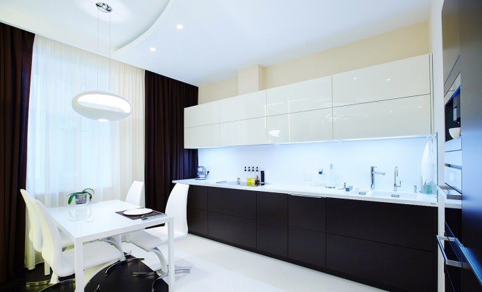 minimalistisk køkken med sort og hvidt sæt