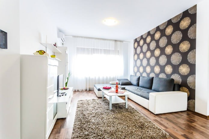 kombinovaná tapeta v moderním obývacím pokoji