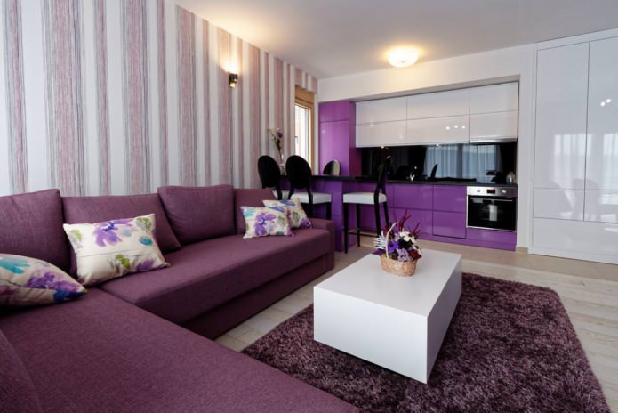 pruhované tapety v obývacej izbe vo fialových tónoch