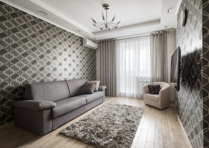 šedé vzorované tapety v obývacím pokoji