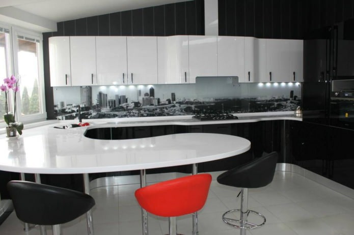 Interiér kuchyne s barovým pultom kombinovaný s kuchynskou súpravou