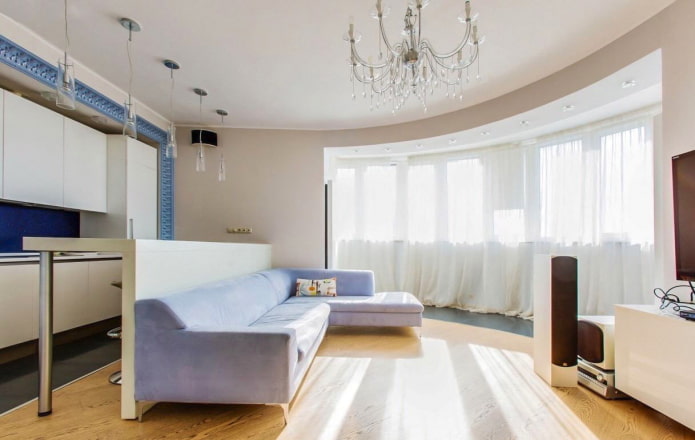 design cucina-soggiorno con soffitto bianco
