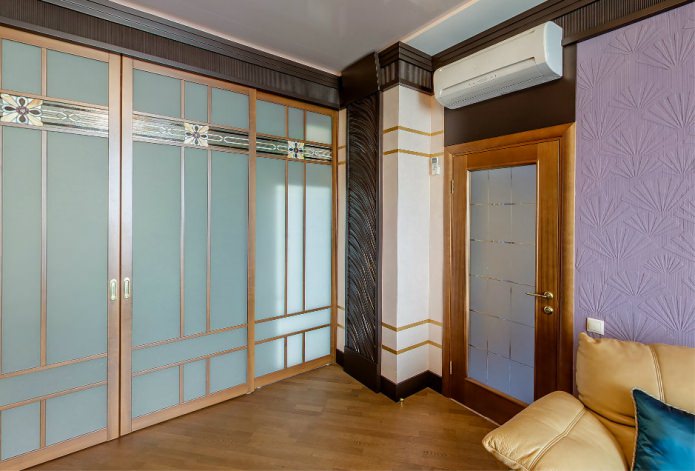 дървена интериорна врата със стъклени вложки в интериора