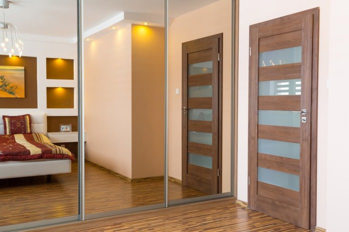 ușă interioară din lemn cu inserții de sticlă în interiorul dormitorului