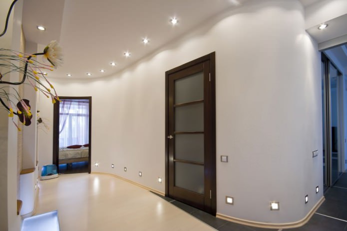 açık renkli duvarların koyu kahverengi kapılı cam ekleri ile kombinasyonu