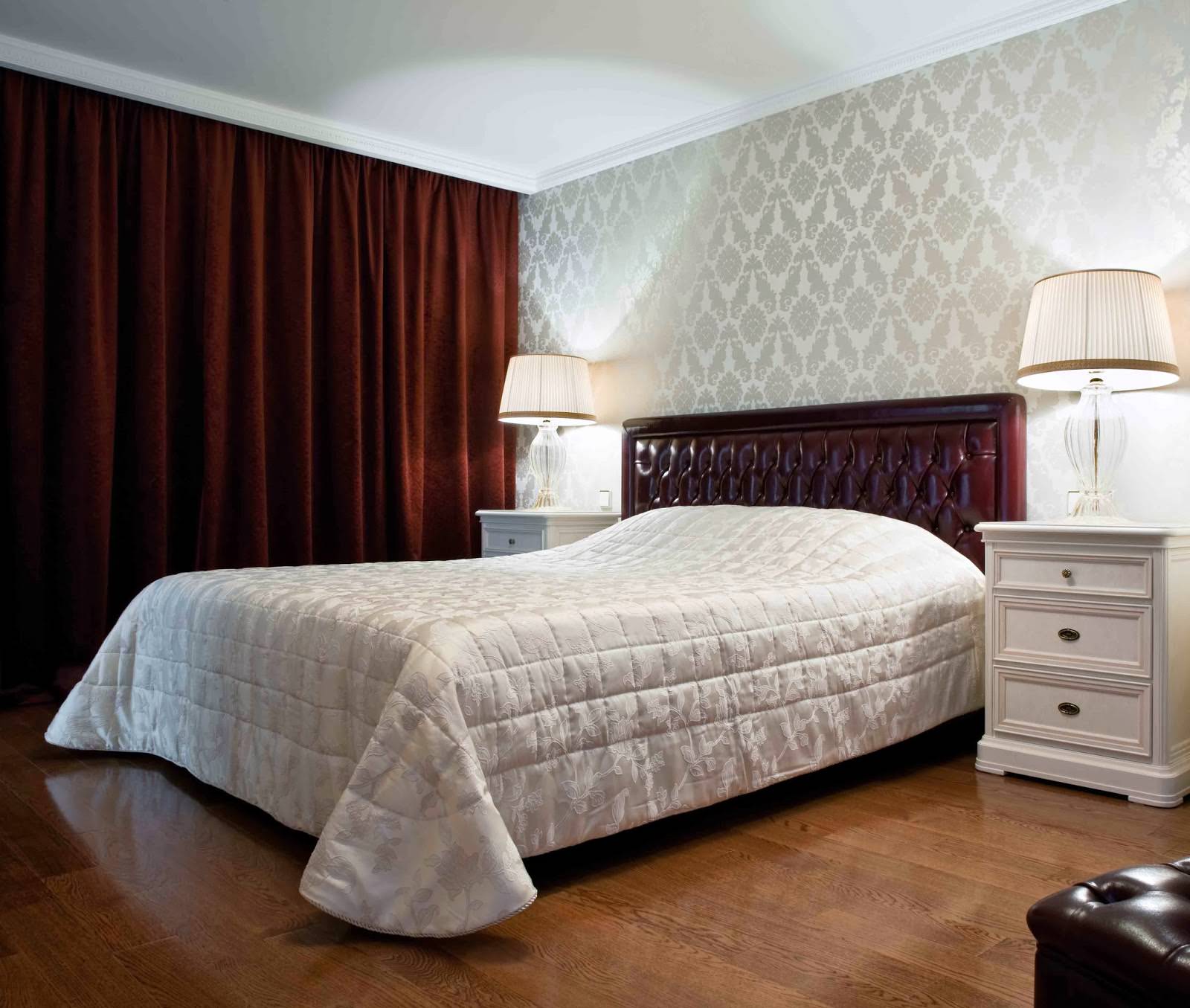 bordowe zasłony w sypialni z szarą tapetą