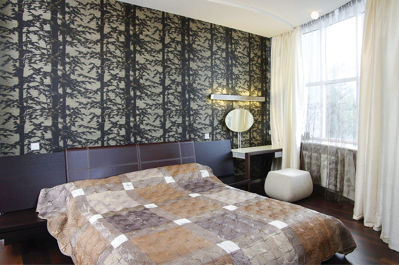 וילונות בעיצוב חדר שינה עם טפט אפור