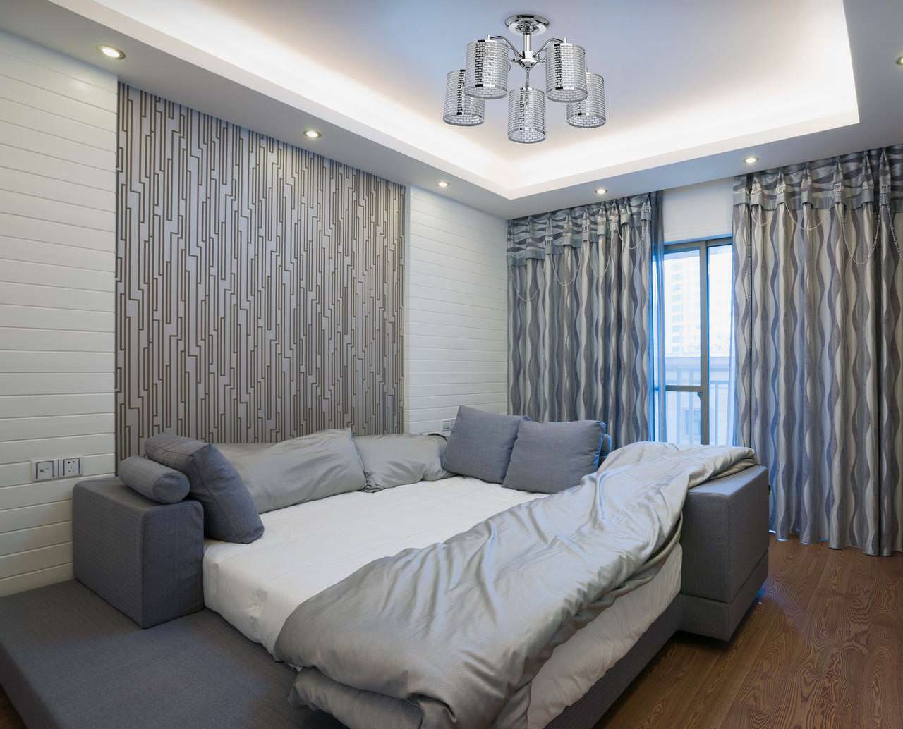 ستائر رمادية في تصميم غرفة النوم مع ورق حائط رمادي