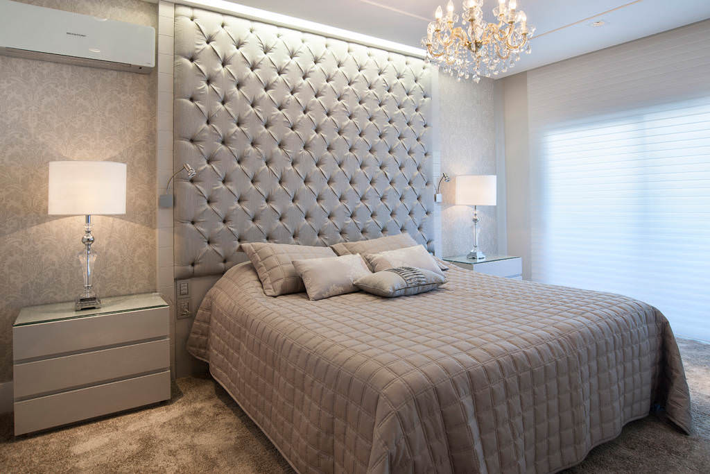 design ložnice s šedou tapetou