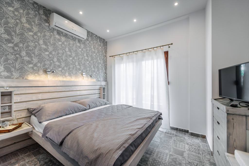 weiße Vorhänge im Schlafzimmerdesign mit grauer Tapete