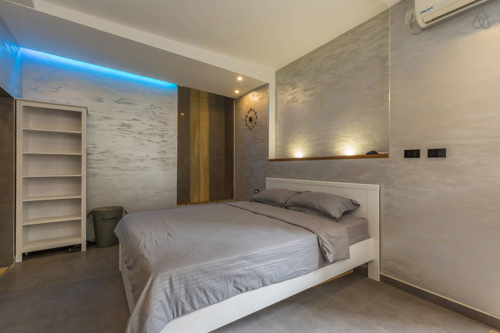 интериор на спалня със сив тапет