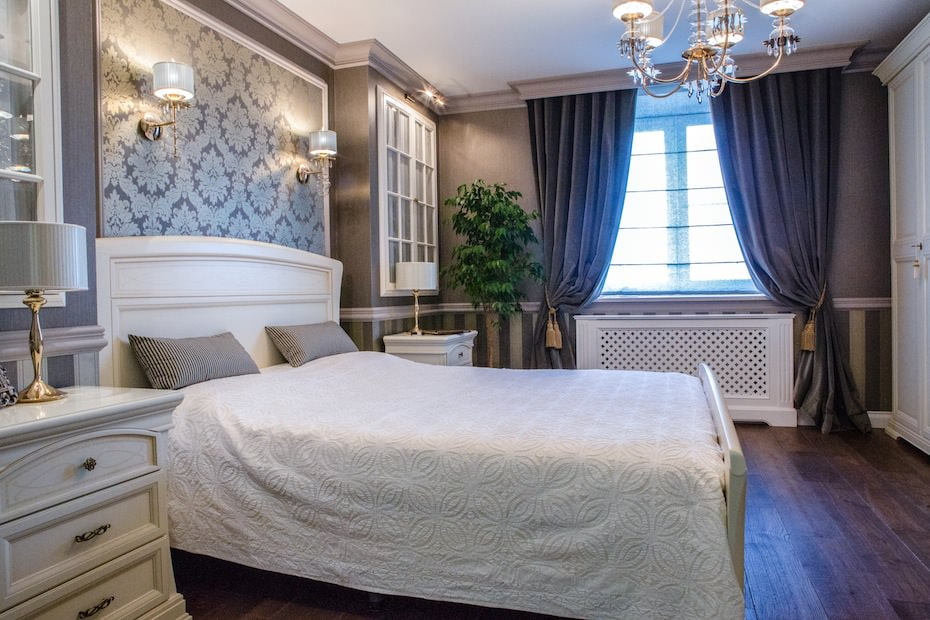 soveværelse design med grå tapet
