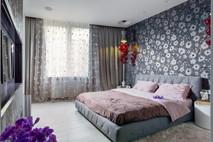 design della camera da letto con carta da parati floreale grigia