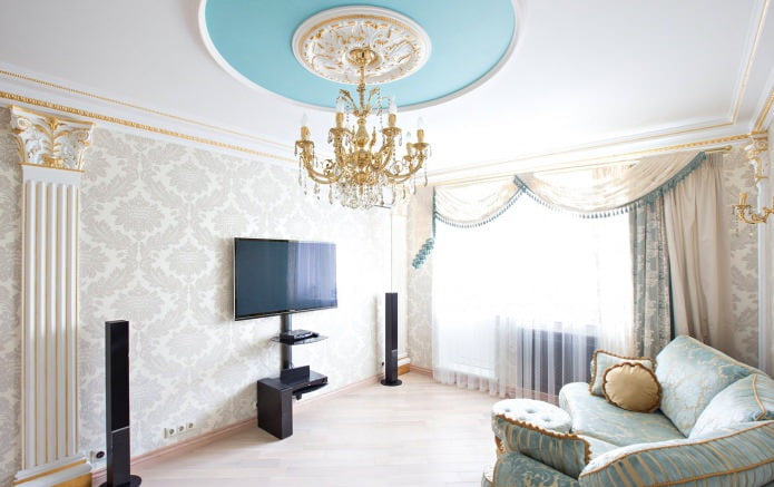 Baltas tapetes dzīvojamās istabas interjerā klasiskā stilā