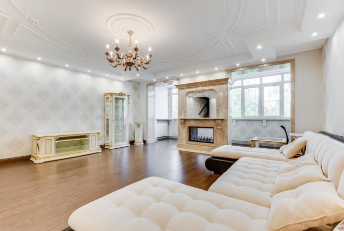 obývacia izba v klasickom štýle s bielou tapetou