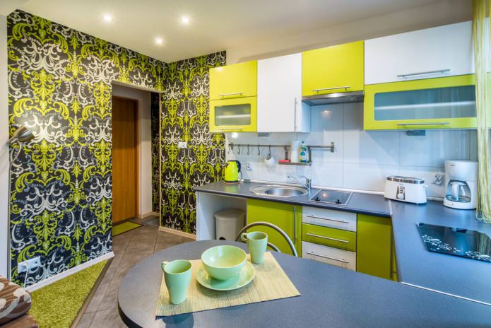 žali tapetai virtuvės dizaine