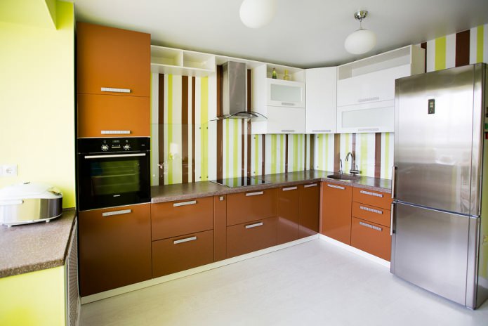 stilīgs un gaišs virtuves interjers ar zaļām svītrainām tapetēm