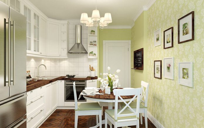 Açık yeşil duvar kağıdı ile geleneksel mutfak tasarımı
