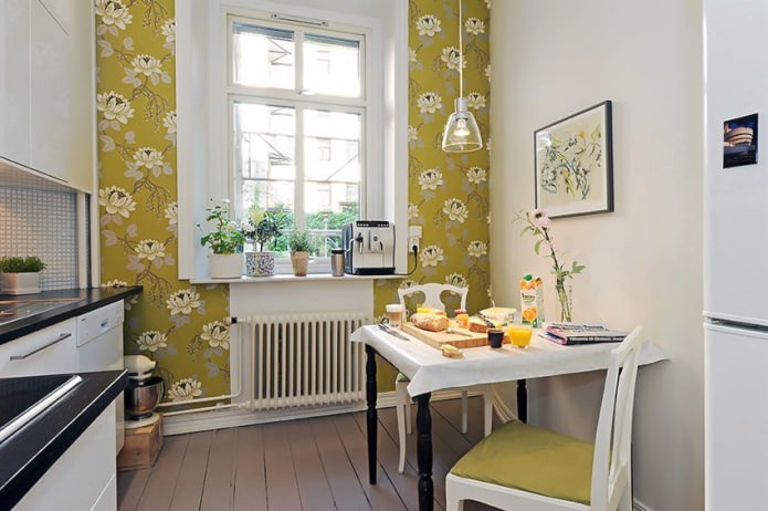 İskandinav tarzı mutfak tasarımında yeşil çiçekli duvar kağıdı