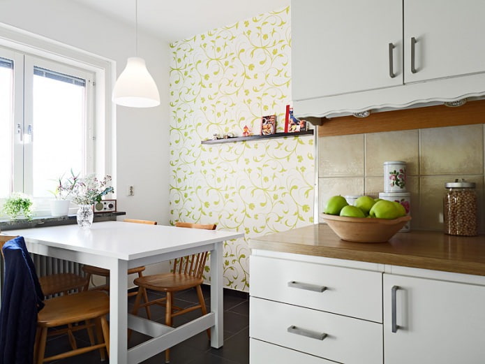 Baltai žalios spalvos tapetai su gėlių ornamentais virtuvės dizaine