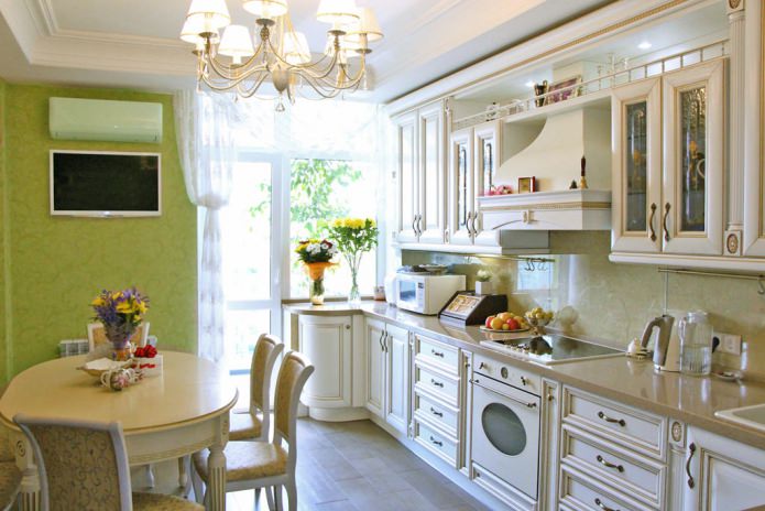 Grønt tapet i det indre af køkkenet i klassisk stil