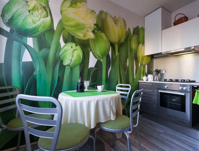 Žalios tapetos su tulpių atvaizdu virtuvės dizaine