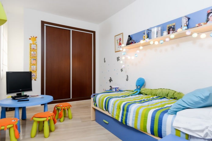 modernus mažo ploto vaikų kambarys