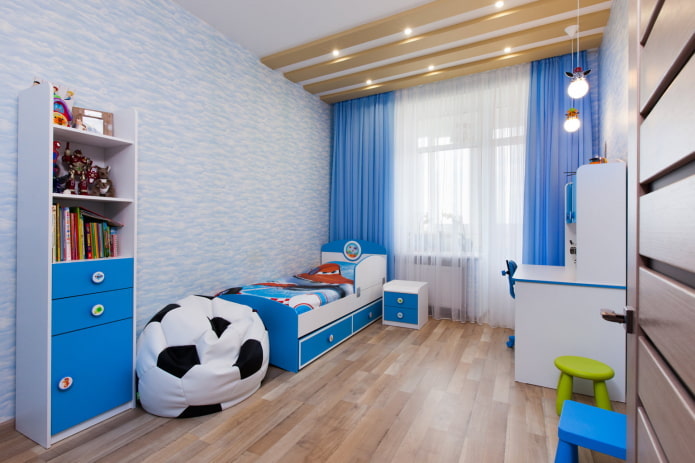 klasyczne proste niebieskie zasłony w dziecięcym pokoju dziecinnym