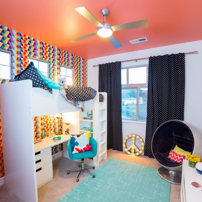 עיצוב חדר ילדים עם מיטה בקומה השנייה ושולחן בראשון