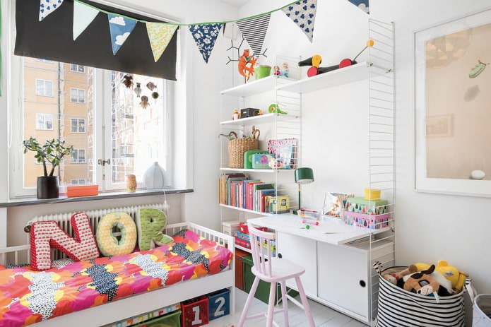 skandinavisk stil i et lille rum til et barn