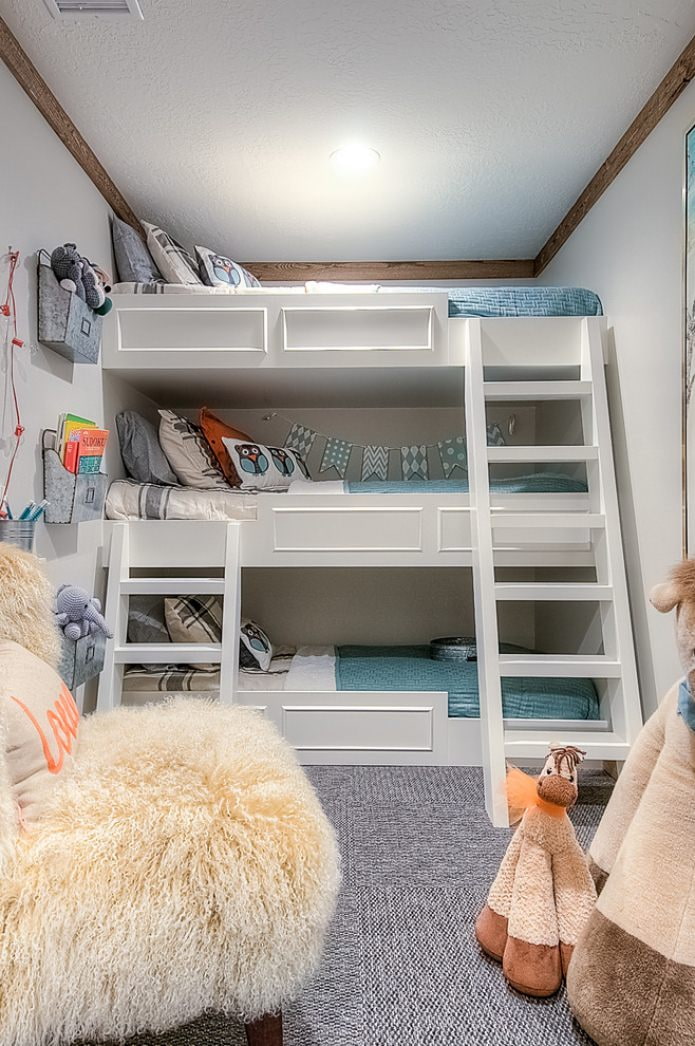 vaikų kambarys su dviaukšte lova