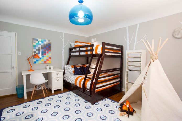 mažas kambarys dviems vaikams su dviaukšte lova