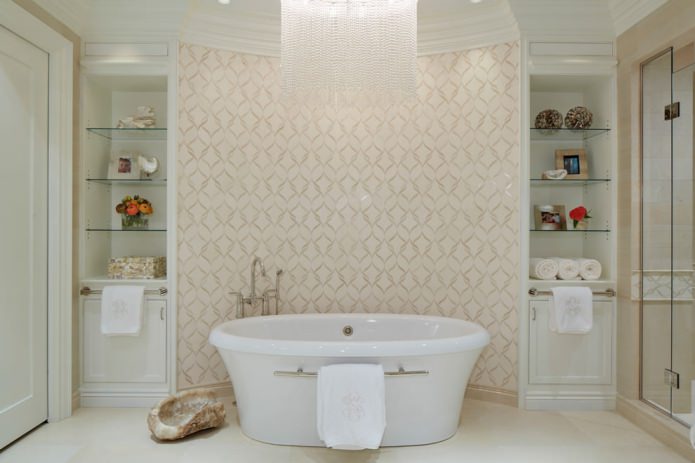 smilškrāsas tapetes ar ornamentu vannas istabā