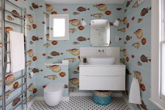 kala kylpyhuoneen seinällä