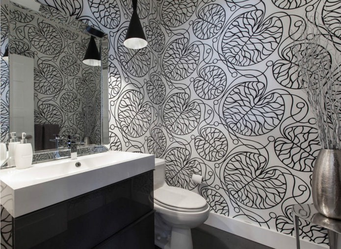 Lipnios tapetos su juodai baltu raštu vonios kambaryje