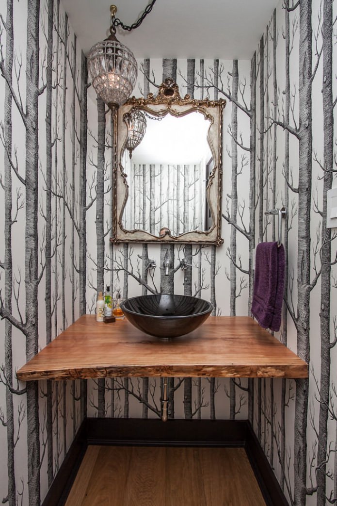 taustakuva, joka kuvaa puita kylpyhuoneen sisustuksessa