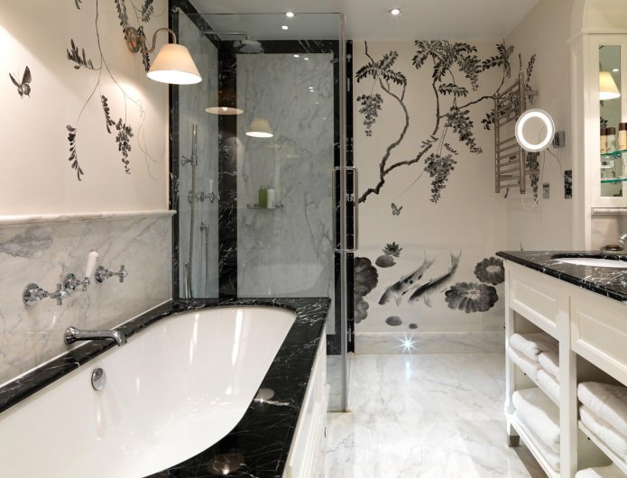 zwart wit behang met een patroon in de badkamer