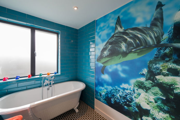realistinen hai meressä kylpyhuoneessa